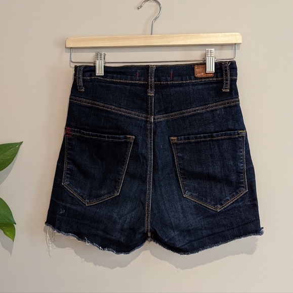 💚 2/15 BDG cut off shorts - Picture 2 of 4